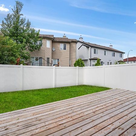 Modern House With Private Backyard & Fireplace YYC Exterior foto
